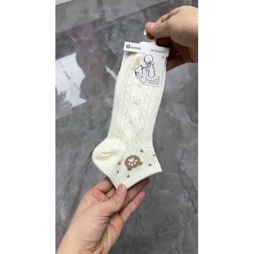 Серыя для дзяўчынак з высокімі эластычнымі шкарпэткамі