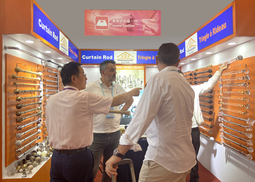 Famour gordijnrekken namen deel aan de 136e sessie van de derde Canton Fair -site vol populariteit.