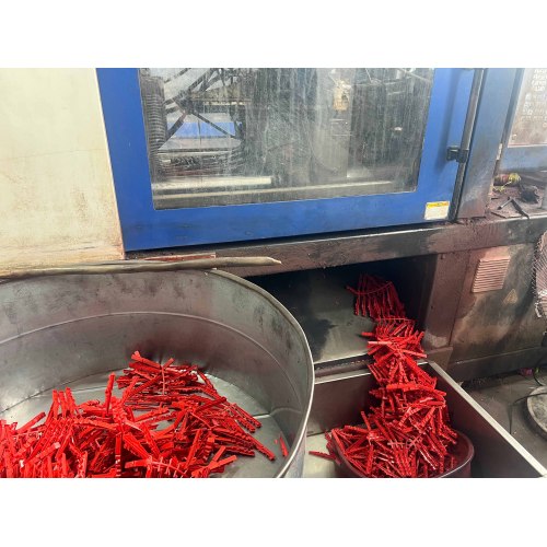 تعمل شركة Linhai Jincheng Plastic Crafts على تمكين سوق اللوازم اليومية المنزلية العالمية من خلال منتجات التجفيف والمشبك المتميزة