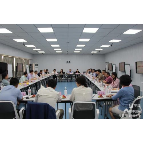 Dix marques de la Shandong Marketing Society sont entrées sur le campus et le deuxième club de lecture du président s'est tenu avec succès à l'école de commerce de l'Université Linyi