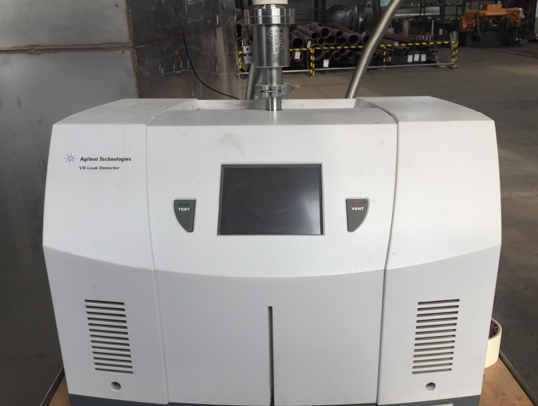 Nitrogen Mass Spectrometer Leak Detector