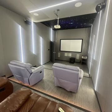 ¿Se pueden utilizar paneles acústicos en cines en casa?