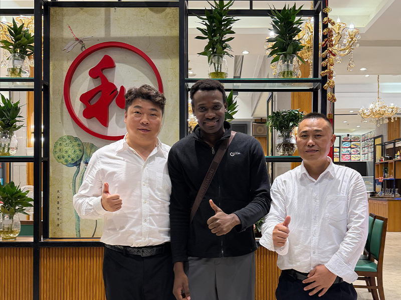 Xu Yong, COO da HEVOX, recebe o primeiro cliente visitante do Togo em Xangai