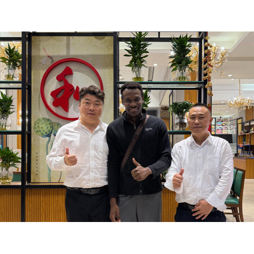 El director de operaciones de HEVOX, Xu Yong, recibe al primer cliente visitante de Togo en Shanghai