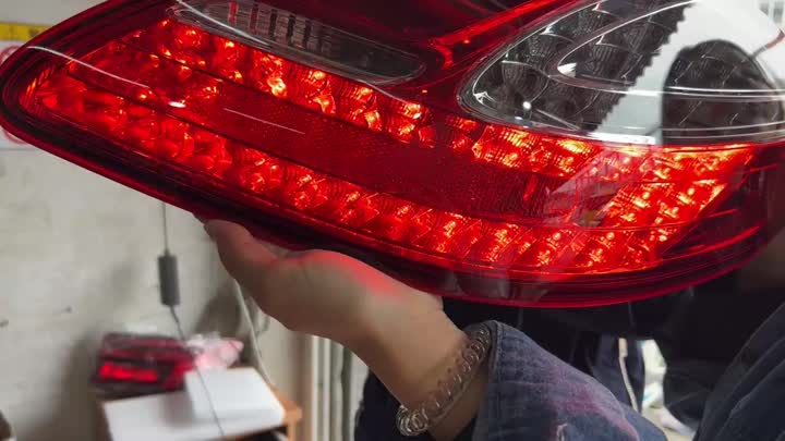Luzes traseiras de Porsche Panamera 2011