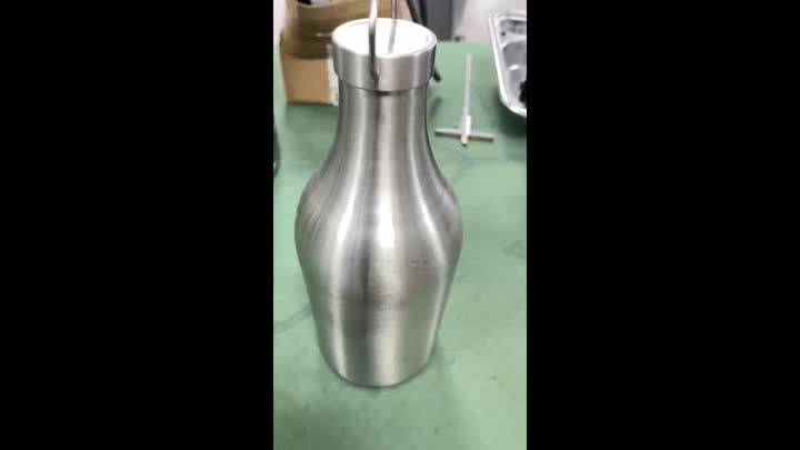 Wasserbecher aus Edelstahl mit Deckel