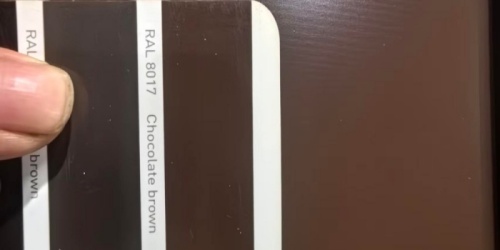 Processus de production de tôles pré-peintes de couleur marron chocolat uni