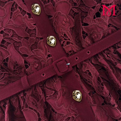 Hangzhou Meitong Garment Design Co Ltd lanza un elegante vestido midi con cuello de encaje color burdeos, enriqueciendo su gama premium de ropa para mujer para ocasiones especiales