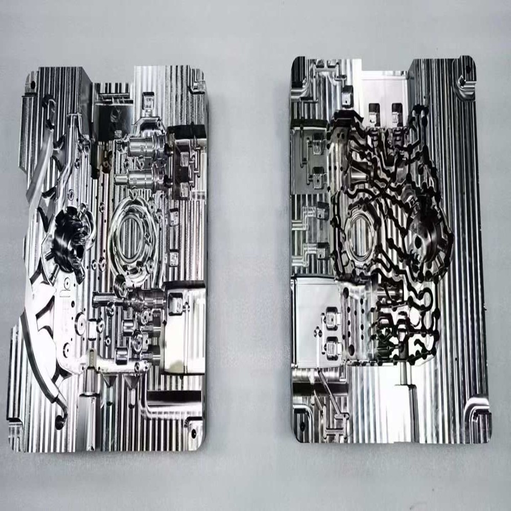 La parte apagada está siendo procesada por CNC.