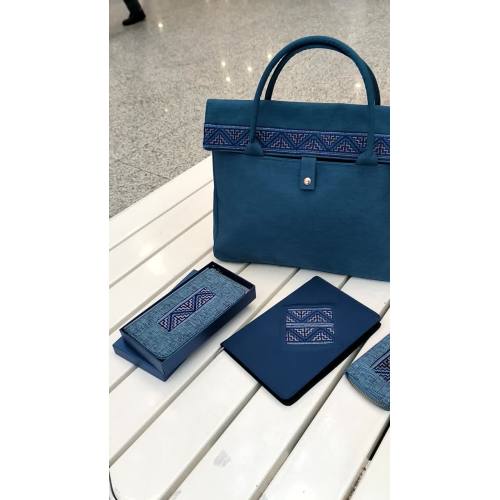 A juego con maletín, bolso de mano, cartera, cuaderno.