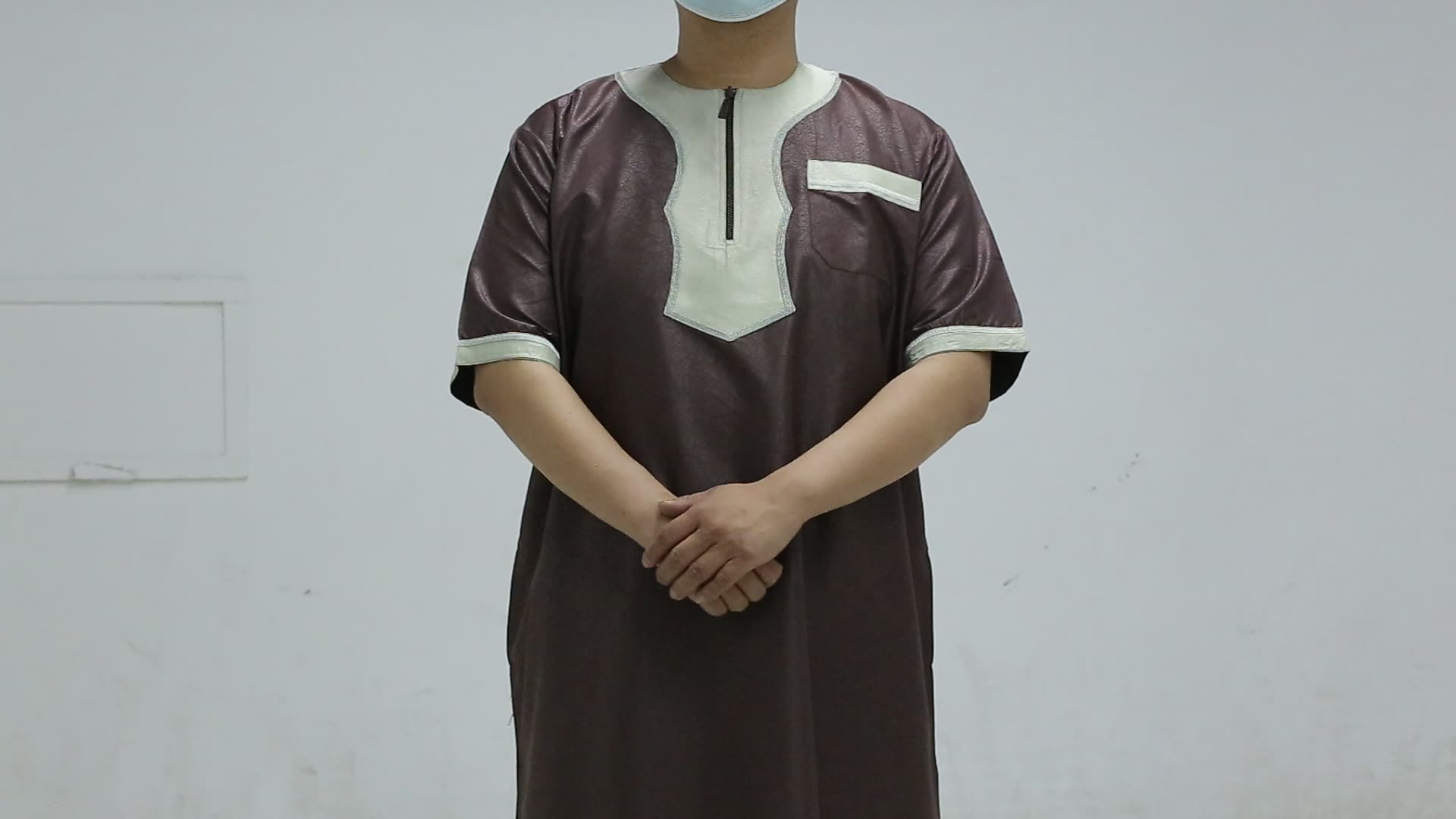 Gli uomini di abbigliamento arabo più recenti indossano KHAMIS THOBE THAWB MENS THAWB1