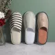 Slipper per scarpe da scarpa a strisce colorate in pelliccia piatta da donna