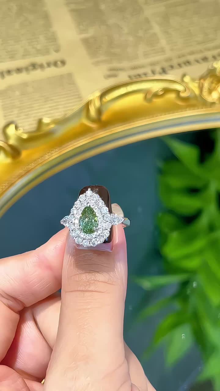 Diseño de anillo con halo de diamantes cultivados en laboratorio de color verde con forma de pera