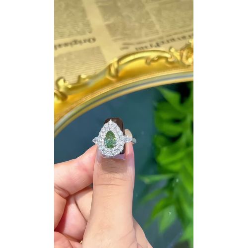 Diseño de anillo con halo de diamantes cultivados en laboratorio de color verde con forma de pera