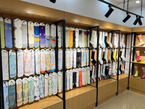 Zhuji Yunmao Garments Co., Ltd. – Un fabricant leader de chaussettes de la « Capitale mondiale de la chaussette » avec une portée mondiale et des capacités de personnalisation complètes