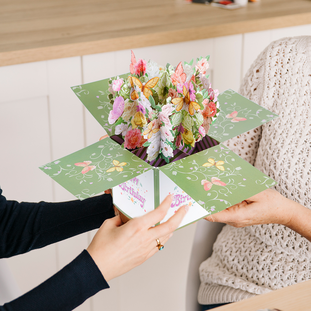 Biglietto con bouquet floreale con auguri di buon compleanno