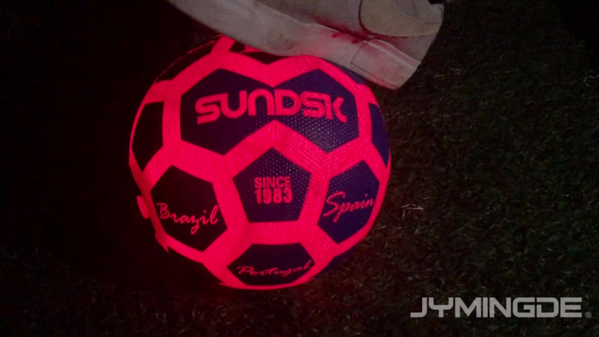 Luminoso bagliore nel buio due luci luminose luminose a LED a LED in gomma da calcio personalizzato1