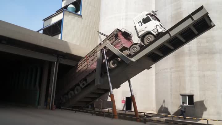 Truck unloding platform