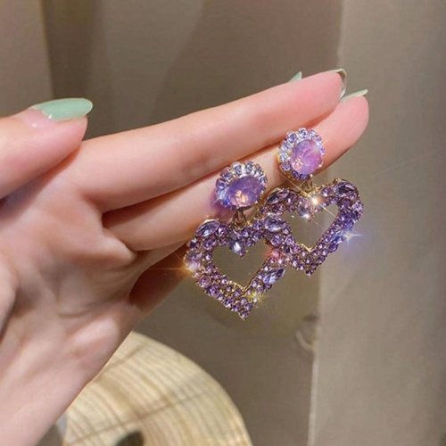 Yiwu Kaifei Trading showcased a variety of heart-shaped water diamond earrings at the exhibition, becoming the focus of fashion accessories