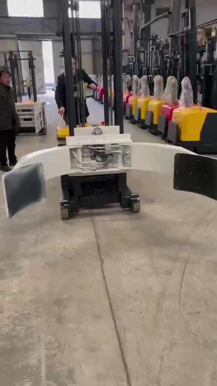 Balanced counterweight type front and rear flipping bagging machine