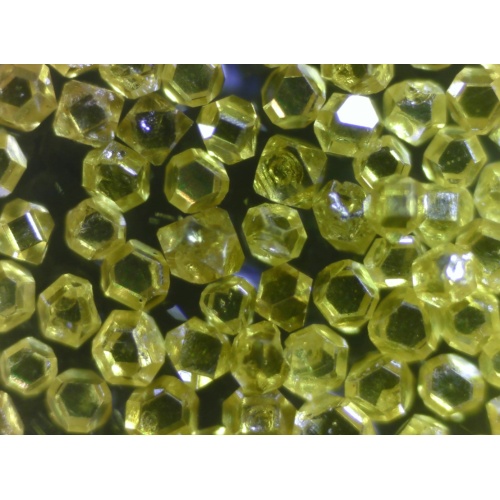 Describa brevemente el proceso de producción del material rugoso de diamantes sintéticos