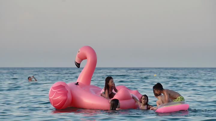 Lago inflable flota para adultos flotando isla