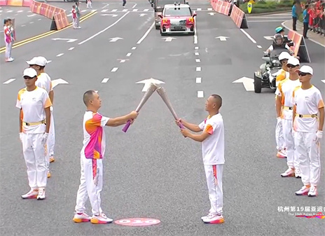 Der 10. Fackelträger der 19. asiatischen Spiele in Hangzhou in der Station Jinhua