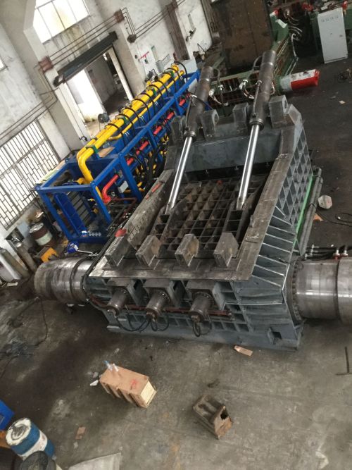 Manuseio de sucata de grandes dimensões em fábricas de desmontagem de automóveis: adaptação de equipamentos na África do Sul