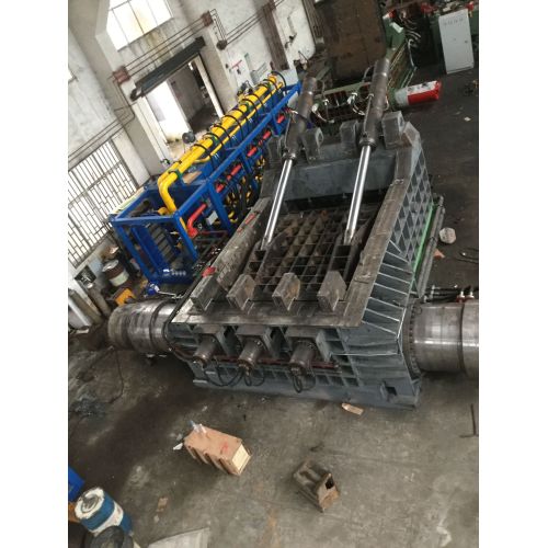 Manuseio de sucata de grandes dimensões em fábricas de desmontagem de automóveis: adaptação de equipamentos na África do Sul