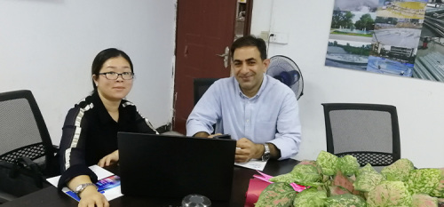 Empresa de fonte de água orvalhada dá boas-vindas à visita personalizada no Oriente Médio