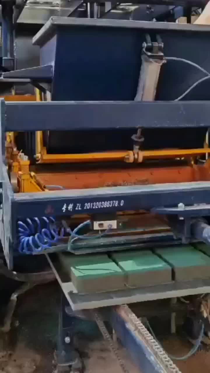 Máquina automática para fabricar bloques QT7 en funcionamiento