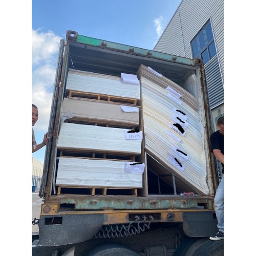 „Jiangsu Visionbon New Materials Co., Ltd.“ sėkmingas 1 mm PET dekoro lakštų, skirtų užsienio klientams, pakrovimas į konteinerį.