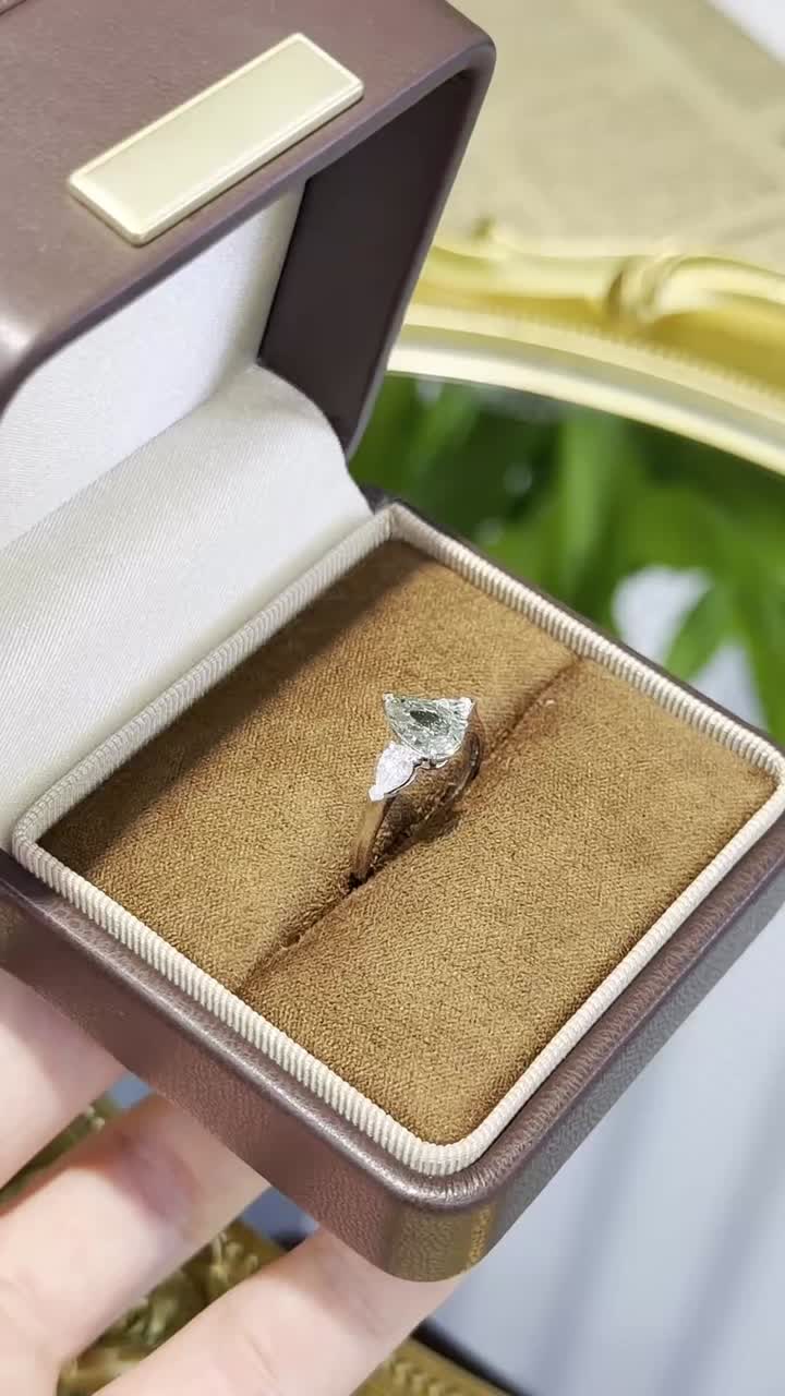 Diamante de laboratorio en forma de pera verde con piedras laterales en forma de pera a juego