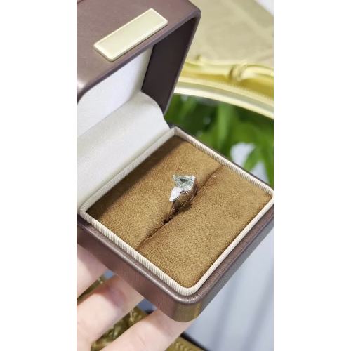 Diamante de laboratorio en forma de pera verde con piedras laterales en forma de pera a juego