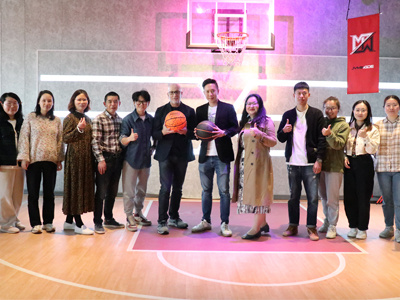 Erreichte eine freundliche Zusammenarbeit im Glow -Basketballprojekt