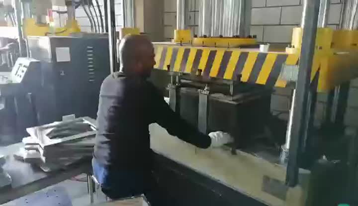 קיבולת גבוהה מכבש הידראולי סרוו ארבע עמודים לשימוש חיתוך, הטבעה