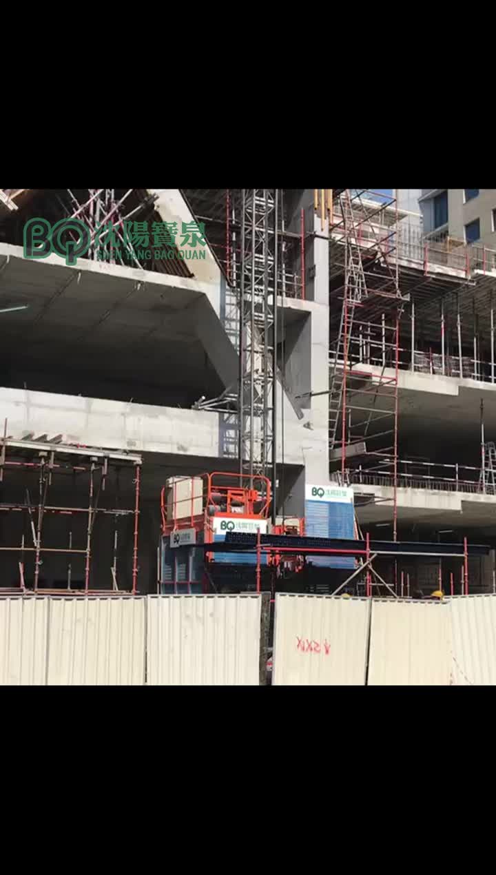 Hoist de construction sur le chantier de construction