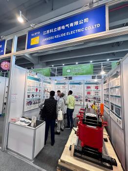 El stand de Jiangsu Kelide Electric Co., Ltd. en la primera Feria Internacional de Guangzhou estaba extremadamente lleno. Los transformadores de tipo seco y sumergidos en aceite fueron muy favorecidos por los compradores globales.