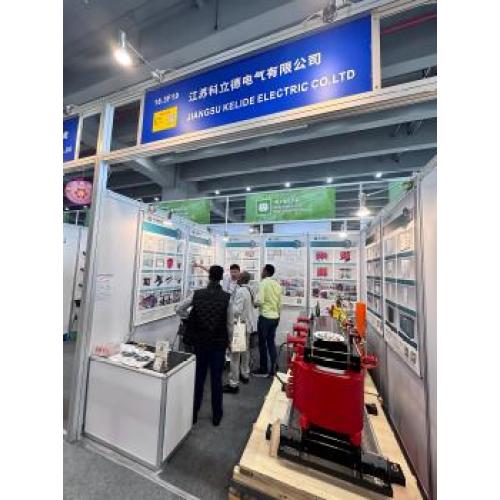 El stand de Jiangsu Kelide Electric Co., Ltd. en la primera Feria Internacional de Guangzhou estaba extremadamente lleno. Los transformadores de tipo seco y sumergidos en aceite fueron muy favorecidos por los compradores globales.