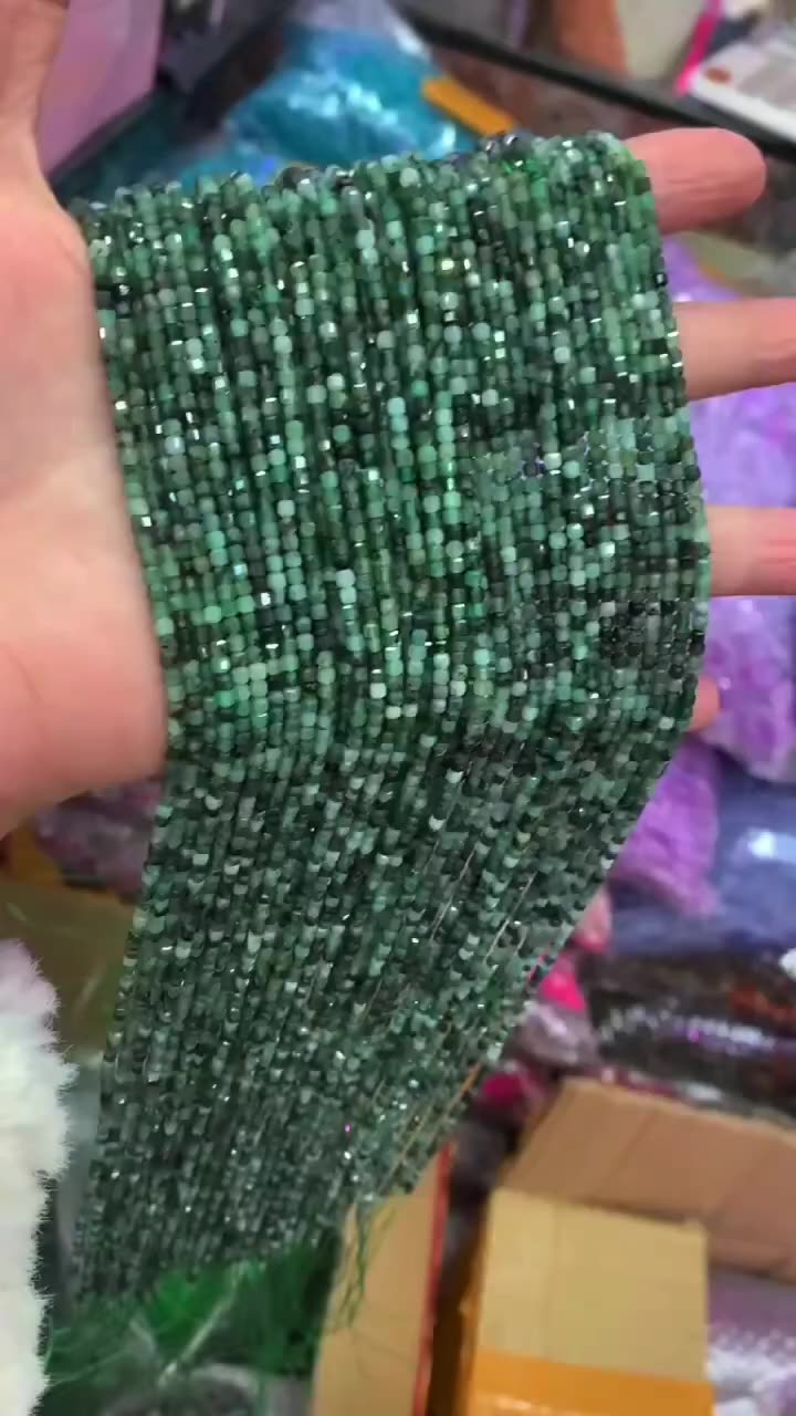 Perles de pierre précieuse émeraude verte naturelle 2 à 4 mm Coupe des gemmes lâches Perles d&#39;émeraude pour la fabrication de bijoux1