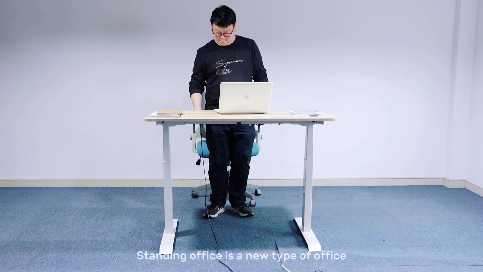 A altura ergonômica amotorizada moderna e saudável está ajustável na moldura da mesa para suportar as pernas de metal para o escritório ergonômico1