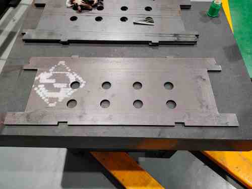 Nivelación de chapa perforada de acero inoxidable de 3,0 mm: control servohidráulico CNC avanzado de Jiuzh