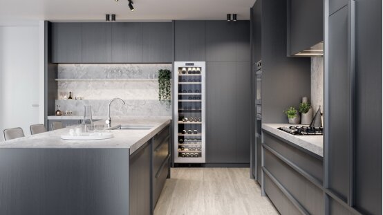 Esmalte de la puerta por la superficie de la puerta limpiando