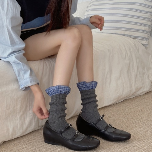 ¡Capture la nueva tendencia de la economía femenina! La ropa de Zhejiang Runxiang lanza 'calcetines de encaje de estilo MIU' para liderar la moda de calcetines de otoño e invierno.