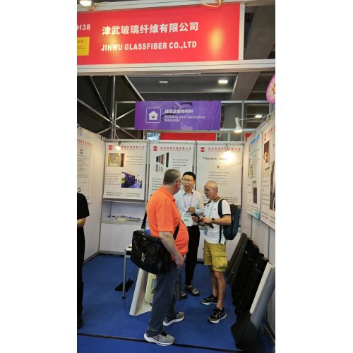 Jinwu glasvezel toont hoogwaardige glasvezelproducten, waaronder raamschermen en zonnescherm, op 2023 Spring Canton Fair