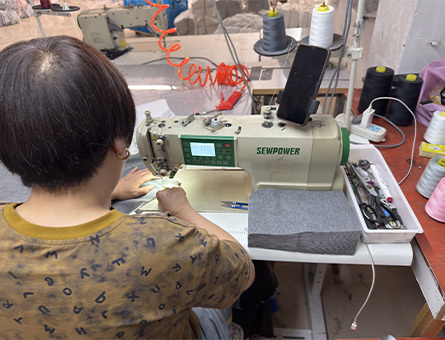 تعمل شركة Pujiang Runfeng Apparel على تمكين العملاء العالميين من خلال حلول موثوقة لتصدير الملابس المخصصة