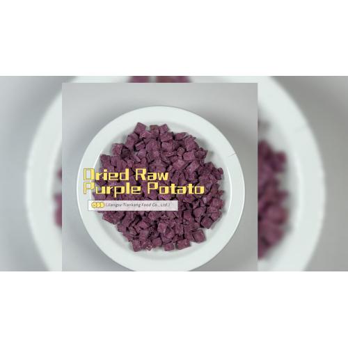 Gedroogde rauwe paarse aardappel