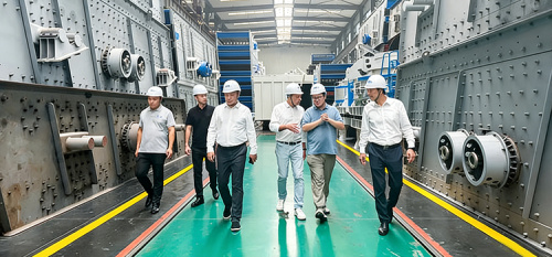 Kiến trúc sư và nhà quy hoạch đô thị người Nga Valery Davydov đến thăm để kiểm tra thiết bị nghiền khai thác mỏ