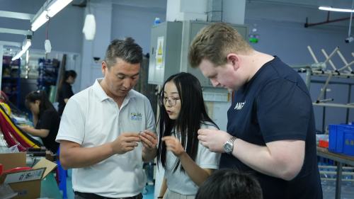 客户参观我司线束生产工厂