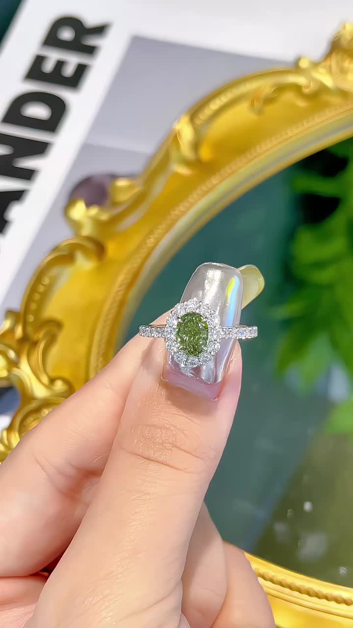 Anillo con pavé de halo festoneado y diamantes de laboratorio en cojín verde